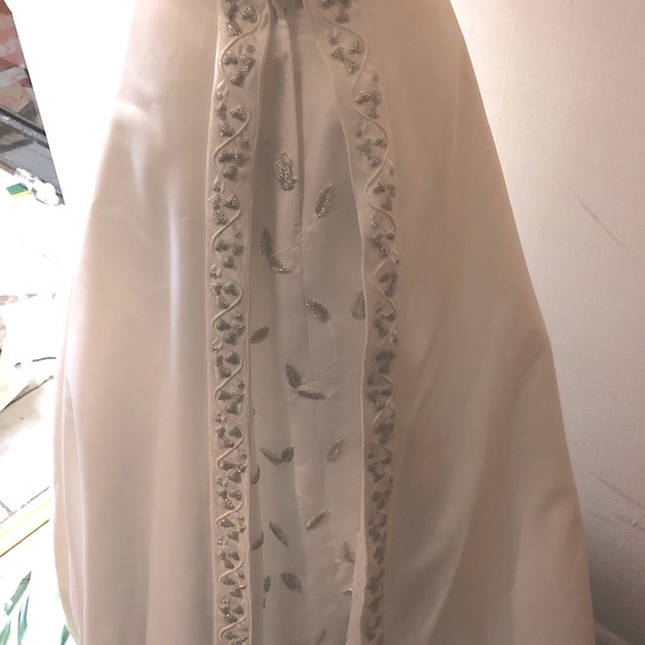 Silver leaf White Wedding/ Ball Gown wTrain - Picture 3 of 6